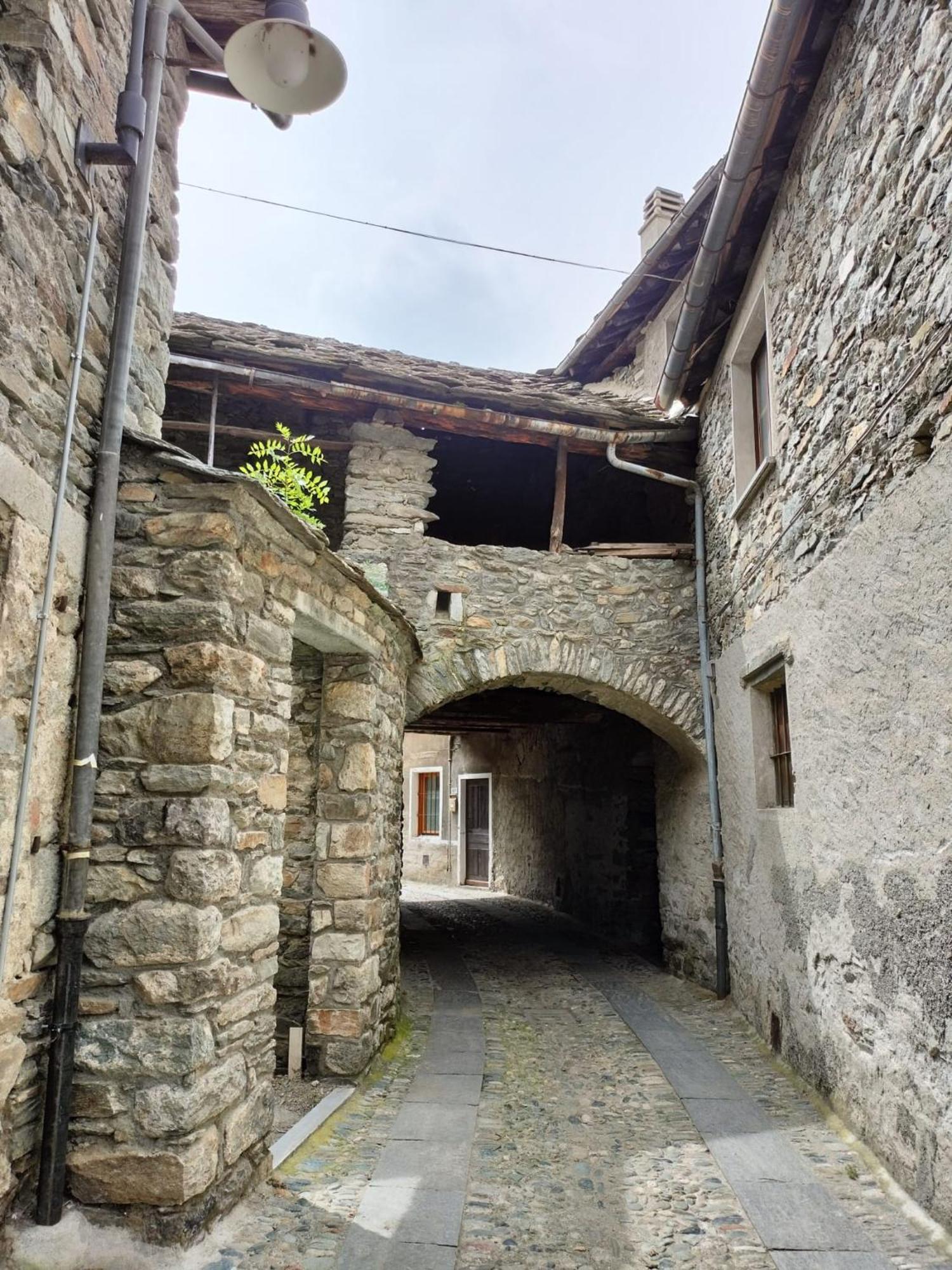 La Torre Colombaia - Monumento Del 1400 Lägenhet Arnad Exteriör bild