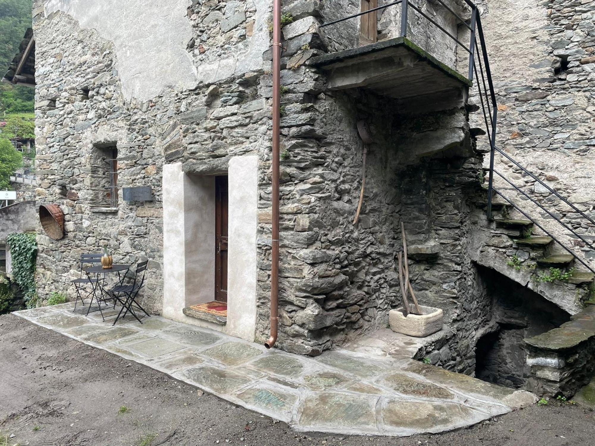 La Torre Colombaia - Monumento Del 1400 Lägenhet Arnad Exteriör bild