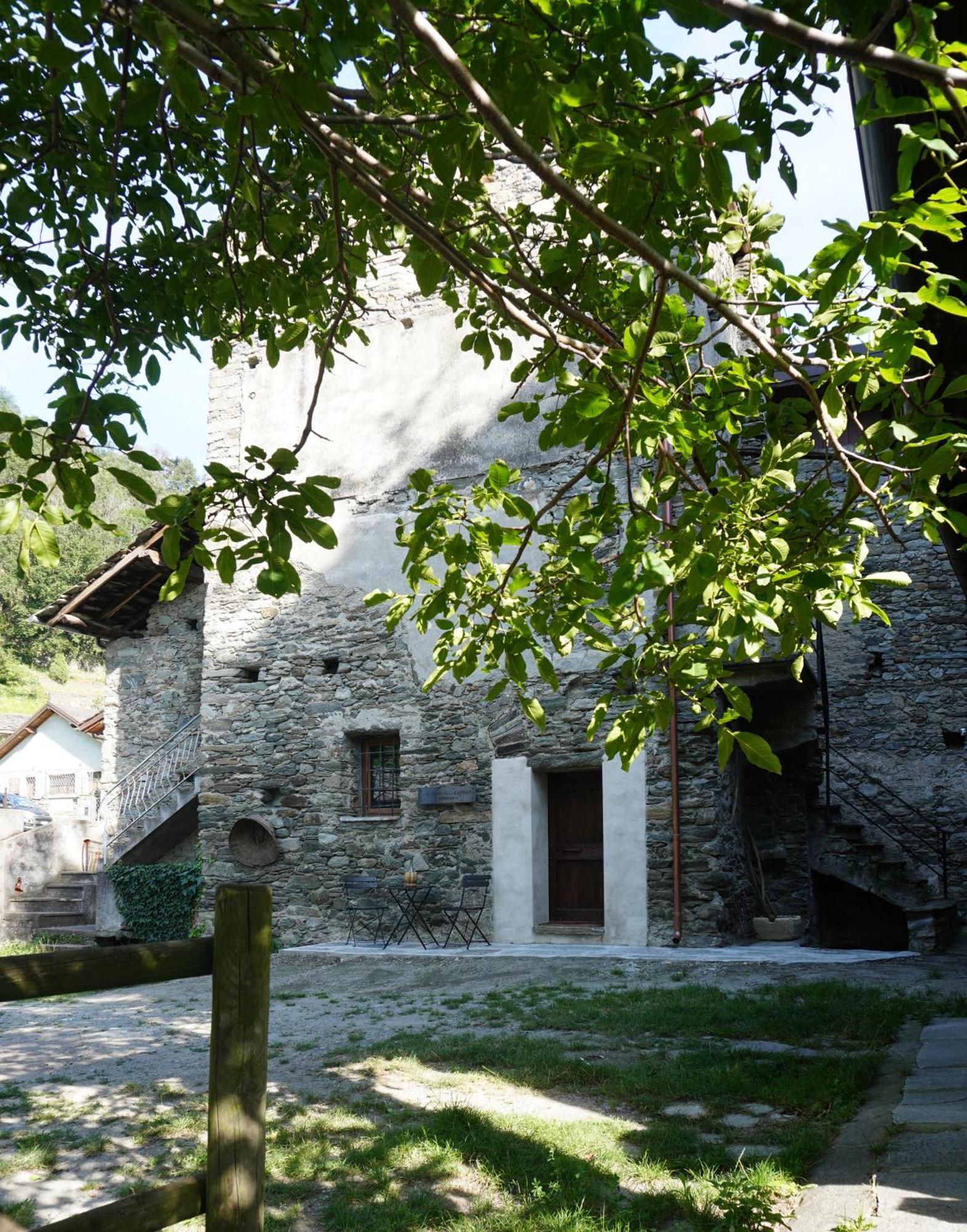 La Torre Colombaia - Monumento Del 1400 Lägenhet Arnad Exteriör bild